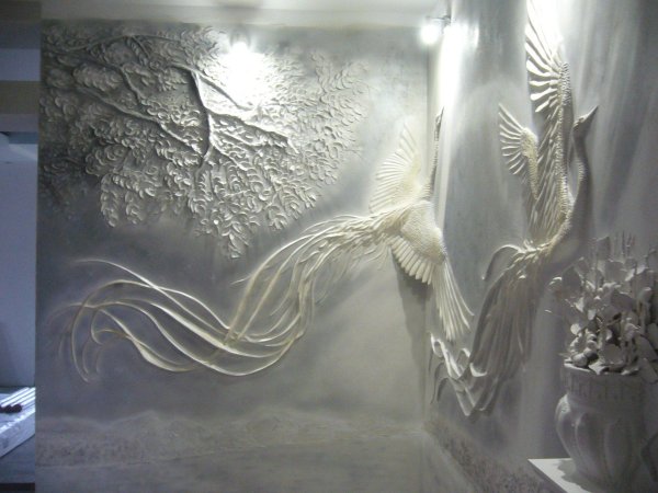 Барельеф птицы на стене