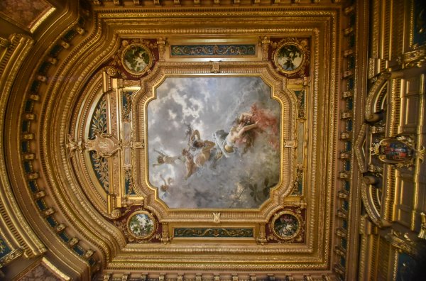 Дворец в Испании с отделкой титаном