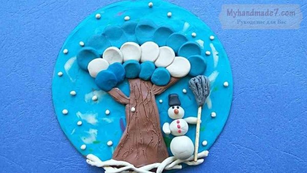 Снеговик пластилином на картоне