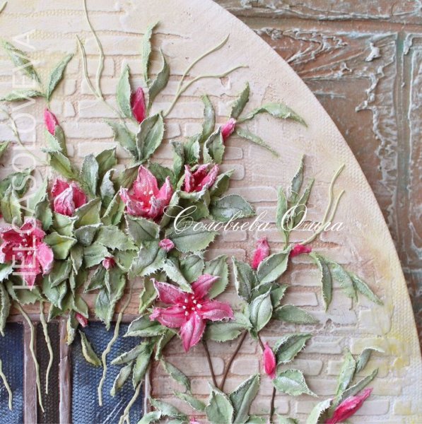 Барельеф маки на стене