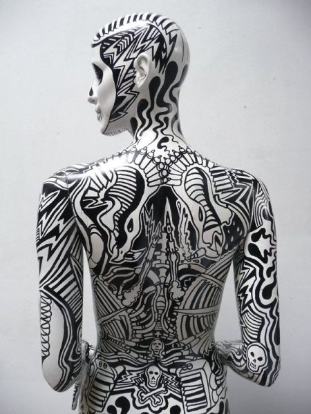 Татуированный манекен