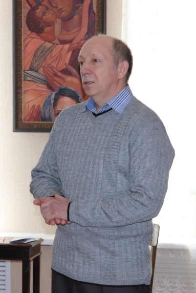 Перед иконой картина