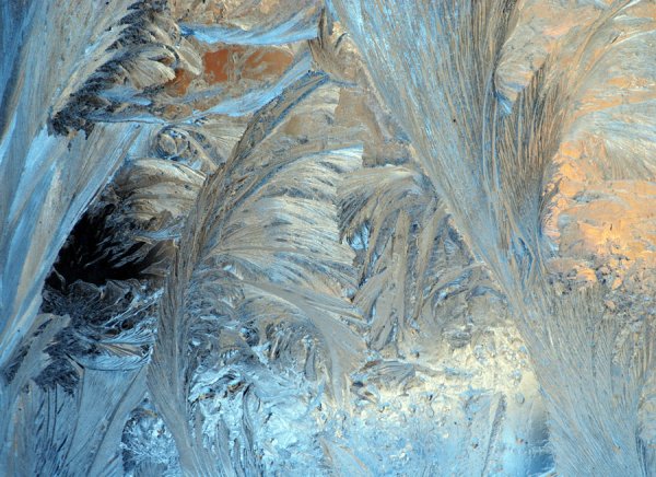 Зимнее морозное окно в живописи