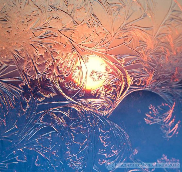 Морозные узоры на окне солнце