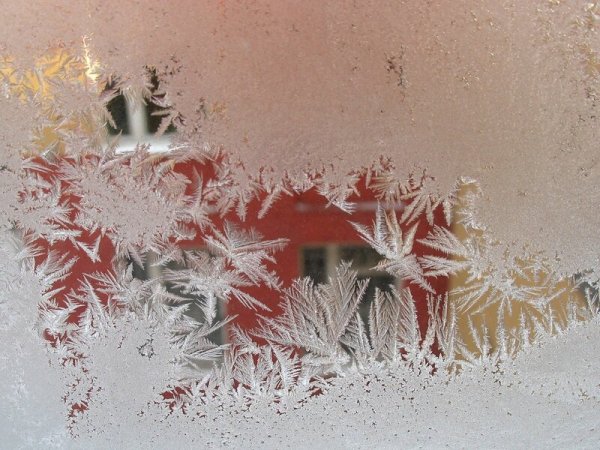 Морозные узоры на окне