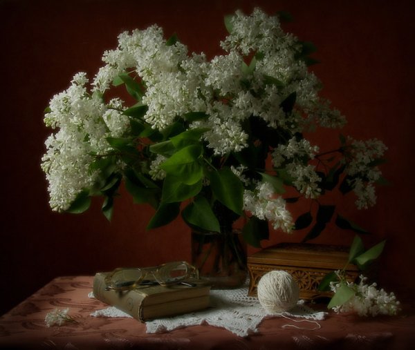 Белая сирень в вазе живопись
