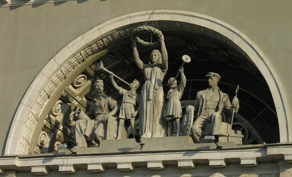 Барельефы сталинской архитектуры