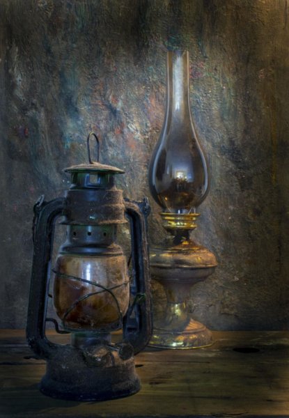 Натюрморт с керосиновой лампой