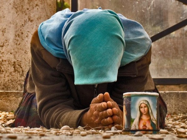 Подаяния возле церквей