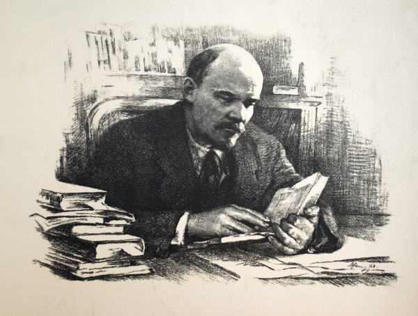 Ленин читает
