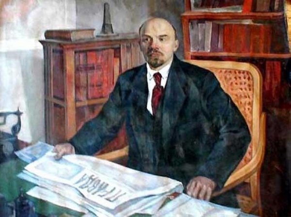 Ленин за столом