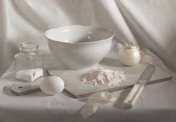 Светлые натюрморты с посудой