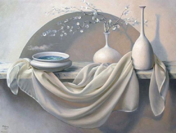 Натюрморт из белых предметов на белом фоне