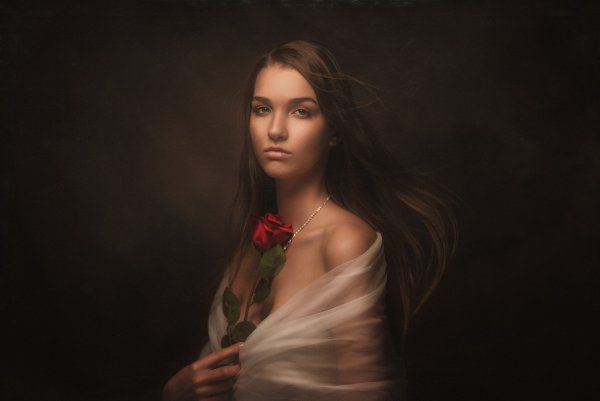 Женский портрет на темном фоне