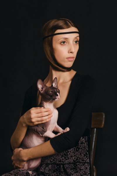 Портрет девушки с кошкой