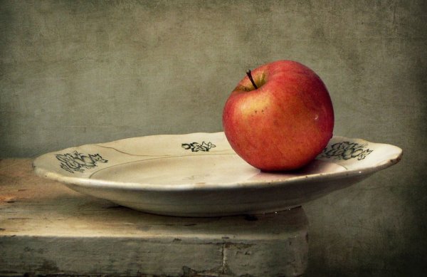 Натюрморт с тарелкой