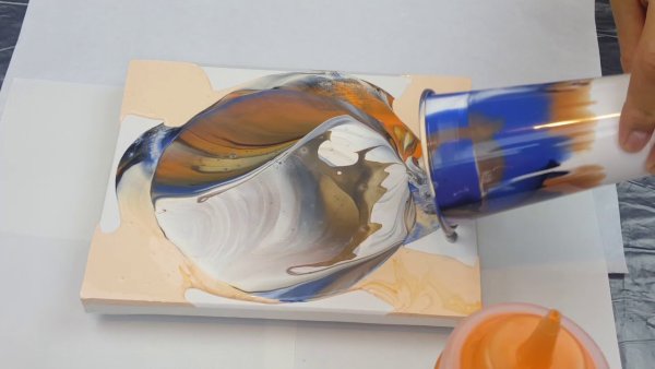 Композиция из журнальных вырезок