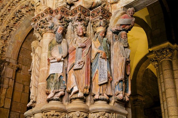 Капитель колонны в церкви сен-Пьер в Шовиньи