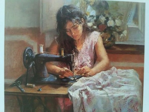 Девушка за шитьем