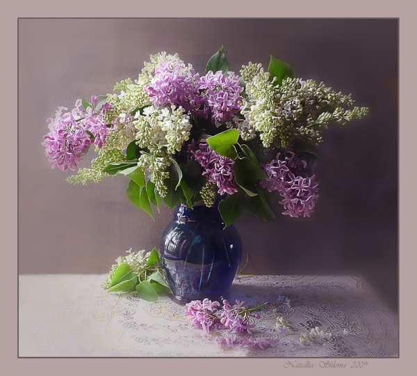 Сирень в стеклянной вазе