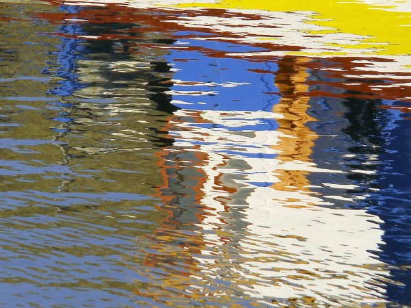 Отражение в воде акварелью