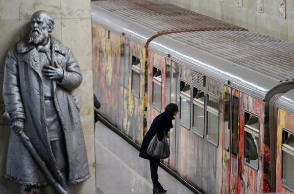 Люди в автобусе картины