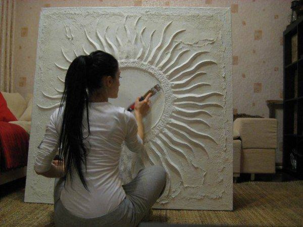 Скульптура на стене из штукатурки