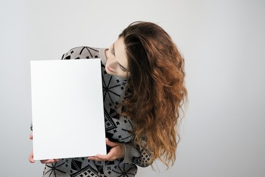 Мокап девушка с картиной