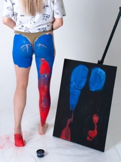 Отпечаток женского тела на холсте