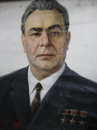 Фото негры с портретом Брежнева