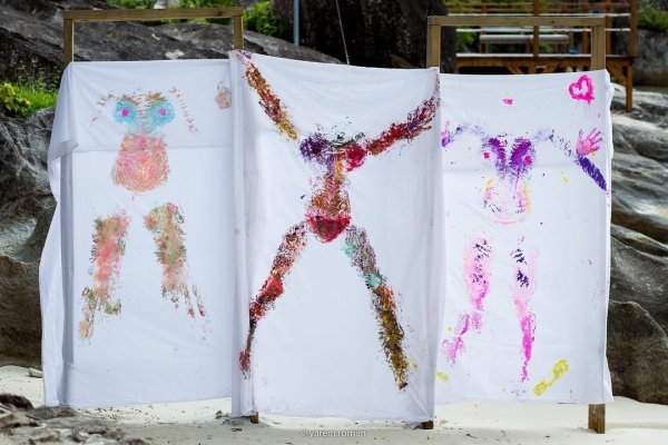 Оттиск тела на холсте