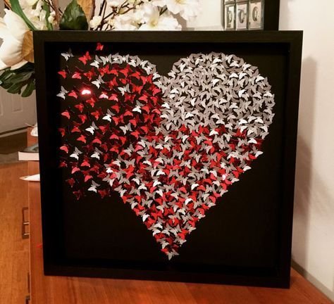 Сердце из бумажных бабочек в фоторамке