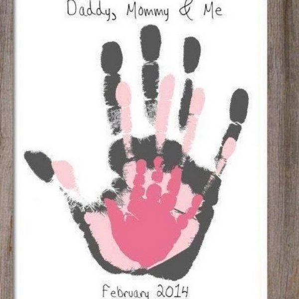 Панно с отпечатками рук