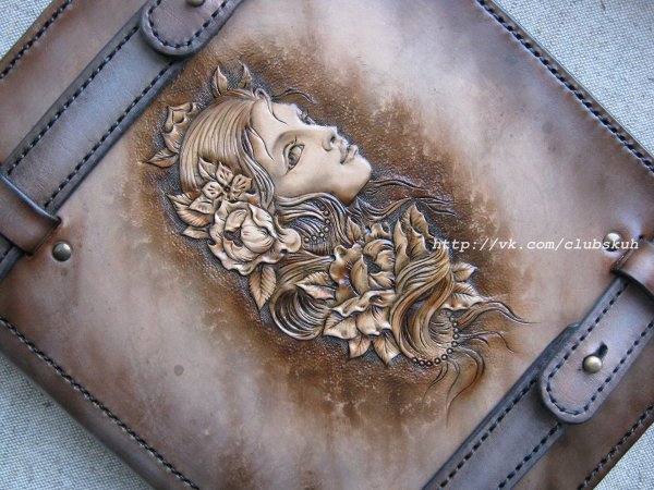 Кожаные украшения дерево