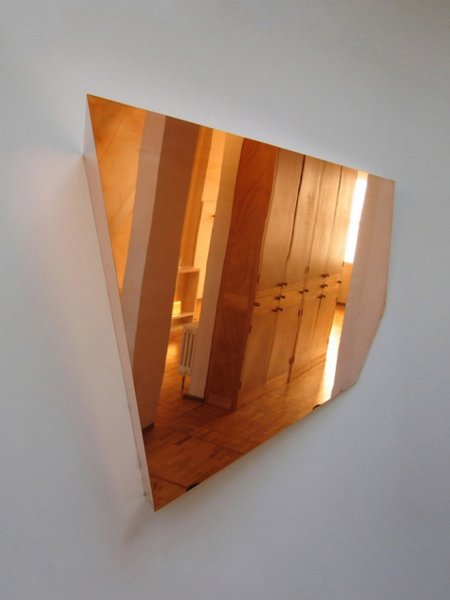 Медный лист на стене