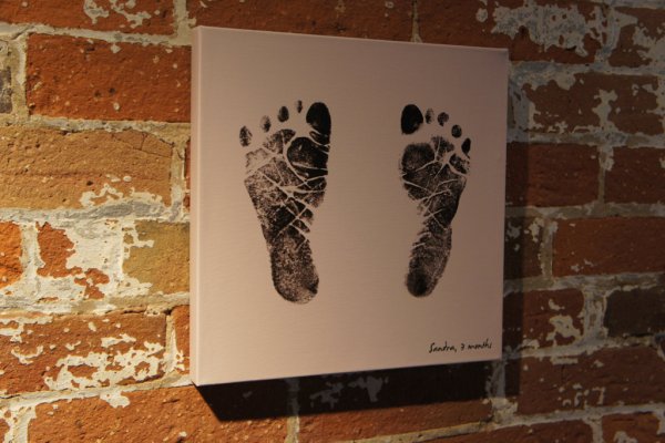 Художница рисует попой