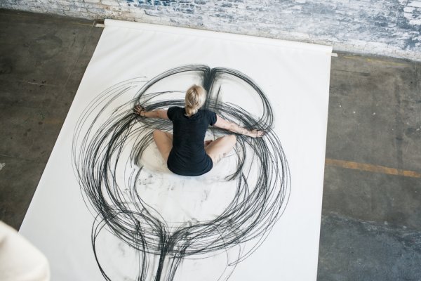 Брызги краски на холсте