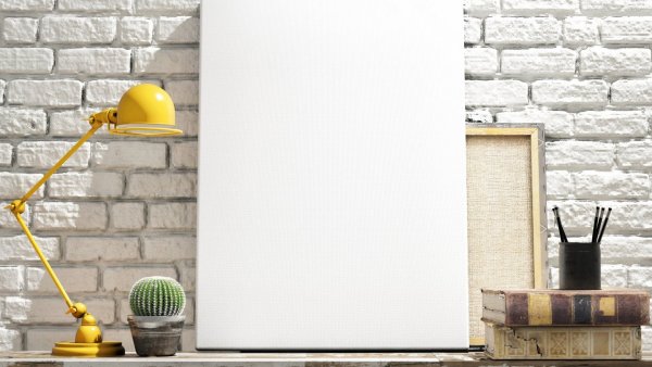 Пустой холст на стене