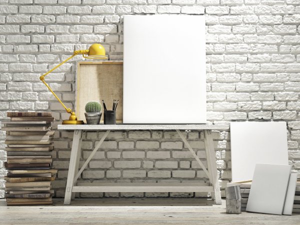 Белый холст на стене