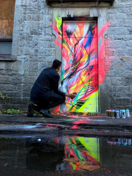 Баллончиком на стене