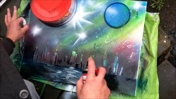 Баллончиком на стене