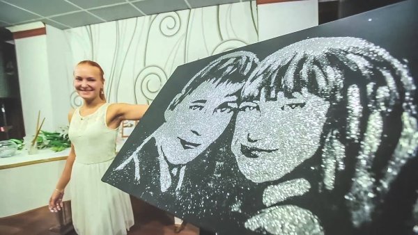 Портрет с блестками на холсте