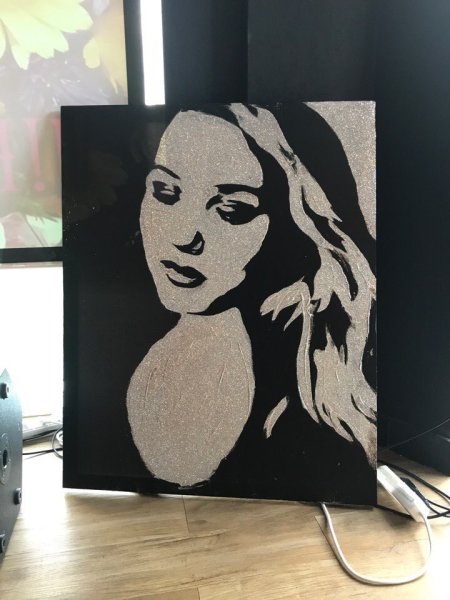 Портрет клеем и блестками