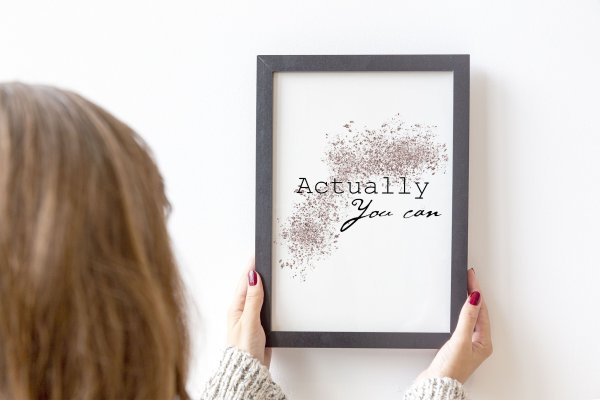 Мокап картина в руках