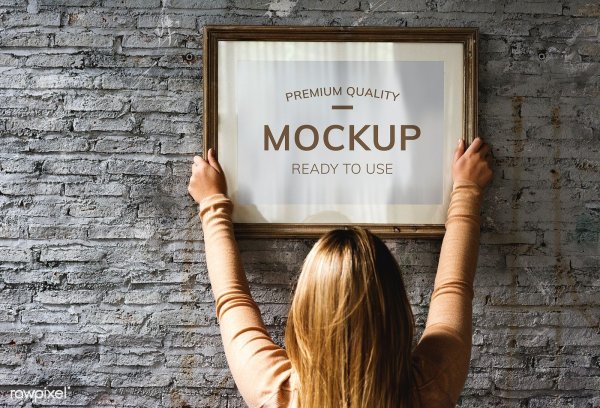 Девушка держит пустой лист