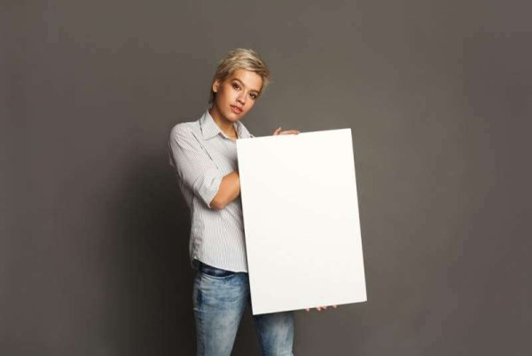 Мокап рамка в руках