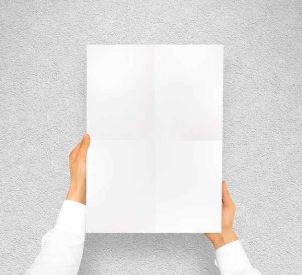 Постер в руках у девушки мокап