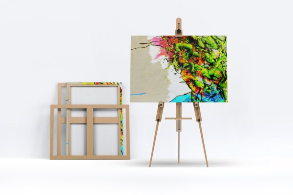 Девушка с плакатом в руках