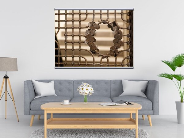 Следы когтей на холсте