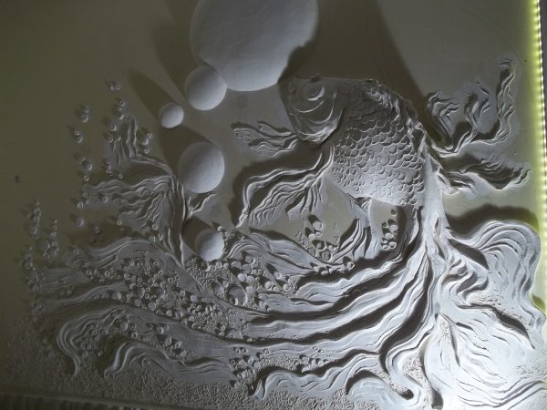 Барельефы из гипса на стене